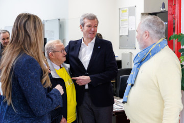 El presidente da Xunta de Galicia, Alfonso Rueda, acompañado pola conselleira de Política Social e Igualdade, Fabiola García, visita la residencia pública de mayores de Campolongo en Pontevedra