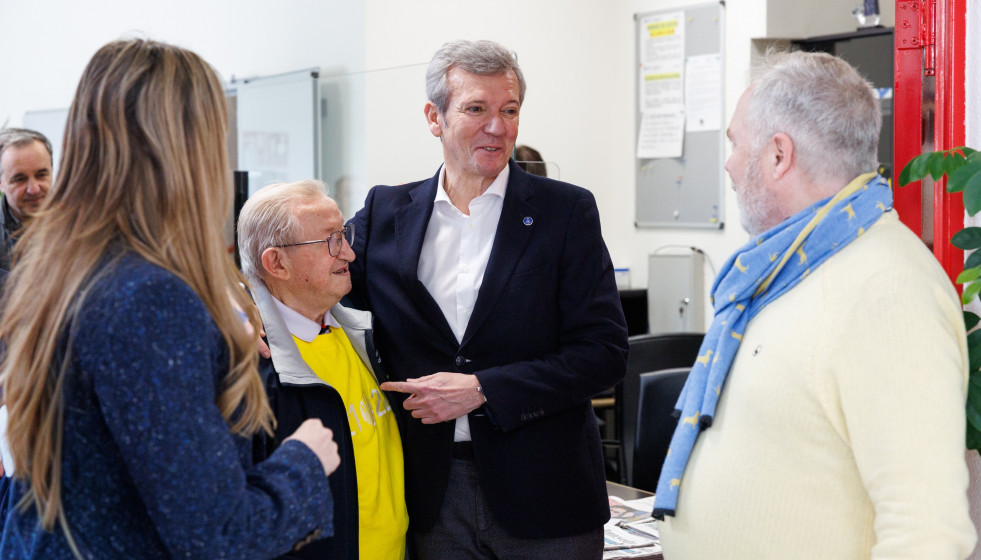El presidente da Xunta de Galicia, Alfonso Rueda, acompañado pola conselleira de Política Social e Igualdade, Fabiola García, visita la residencia pública de mayores de Campolongo en Pontevedra