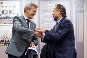 Rueda saluda a Escotet durante la inauguración del museo del Deportivo