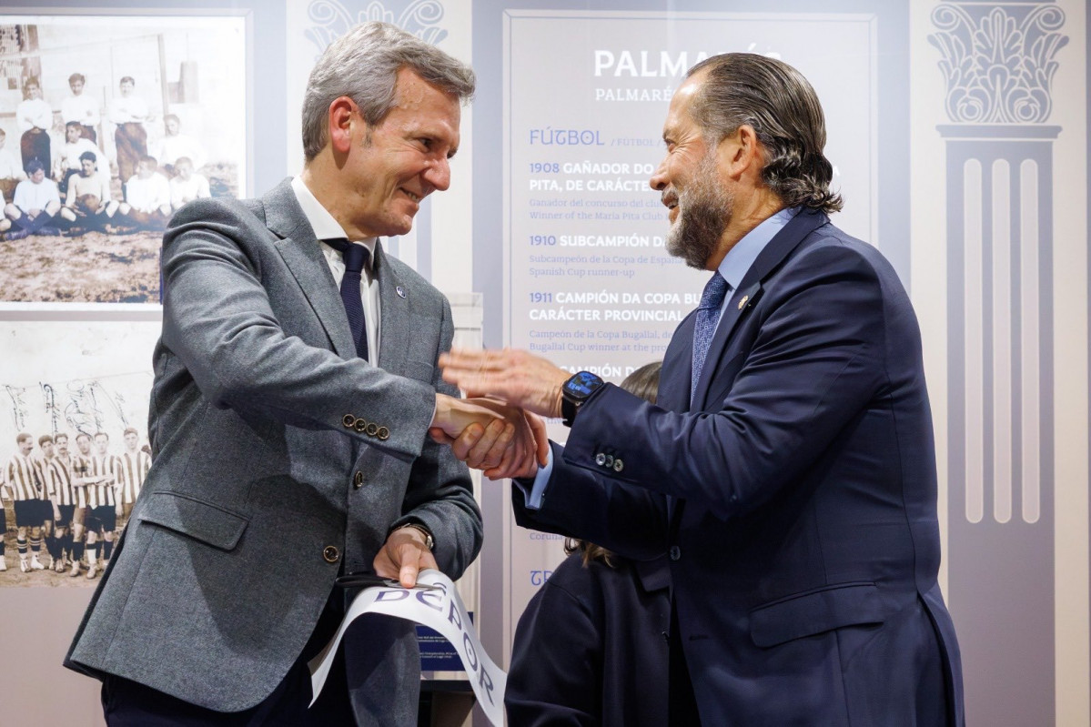 Rueda saluda a Escotet durante la inauguraciu00f3n del museo del Deportivo