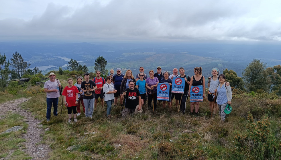 Activistas contra el parque eólico en la cima deCoto Novelle con el Miño al fondo