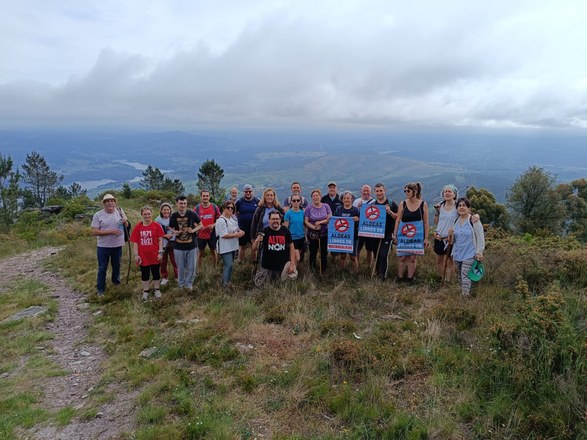 Activistas contra el parque eu00f3lico en la cima deCoto Novelle con el Miu00f1o al fondo