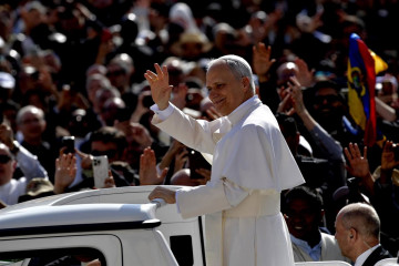 Papa leon xiv papamovil