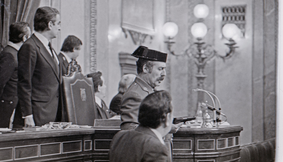 Archivo - 23 DE FEBRERO DE 1981 - MADRID, ESPAÑA: Interior del Congreso de los Diputados durante el intento de Golpe de Estado. El Teniente Coronel Tejero, pistola en mano, accede al hemiciclo e inte