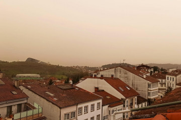 Archivo - La calima de polvo sahariano en suspensión sobre la ciudad de Santiago.