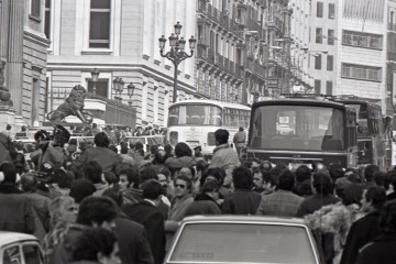 Archivo - MADRID, ESPAÑA - 23 DE FEBRERO DE 1981: Imágenes del cordón policial que rodea el Congreso de los diputados en donde se está produciendo el intento de Golpe de Estado por parte del Tenie