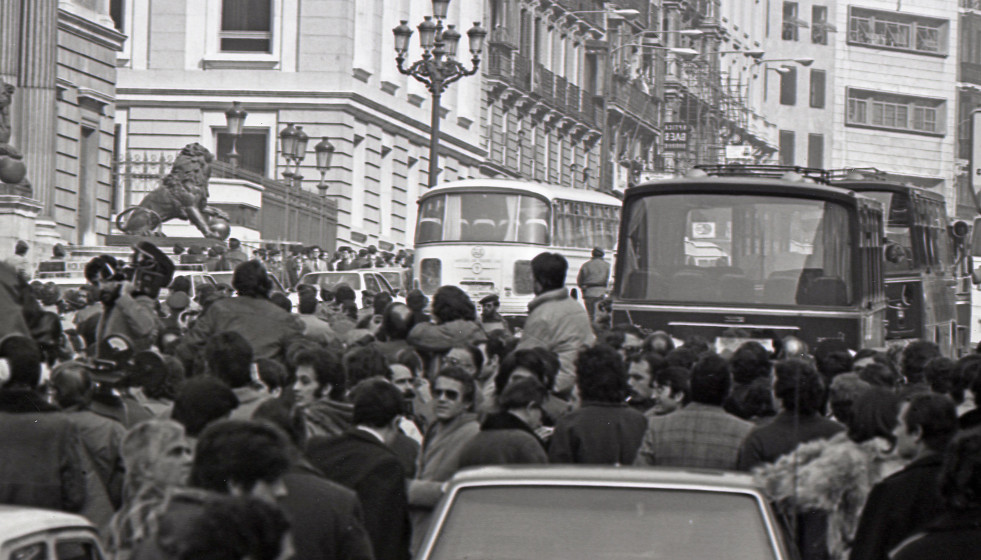 Archivo - MADRID, ESPAÑA - 23 DE FEBRERO DE 1981: Imágenes del cordón policial que rodea el Congreso de los diputados en donde se está produciendo el intento de Golpe de Estado por parte del Tenie