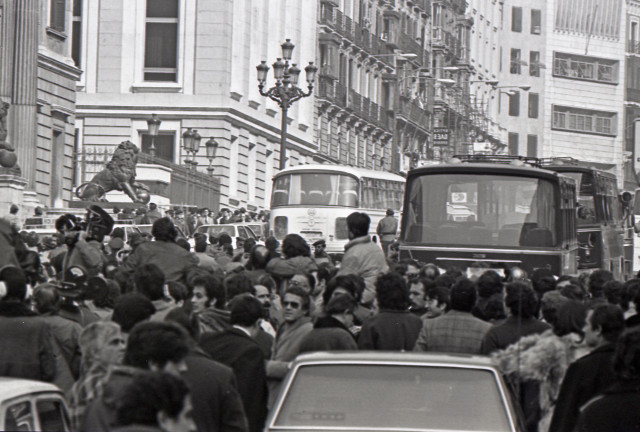 Archivo - MADRID, ESPAÑA - 23 DE FEBRERO DE 1981: Imágenes del cordón policial que rodea el Congreso de los diputados en donde se está produciendo el intento de Golpe de Estado por parte del Teniente Coronel de la Guardia Civil, Antonio Tejero.