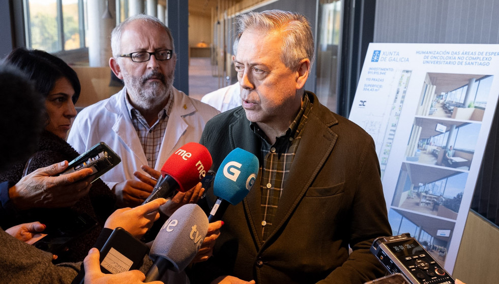 Archivo - El conselleiro de Sanidade, Antonio Gómez Caamaño, en declaraciones a los medios en el CHUS