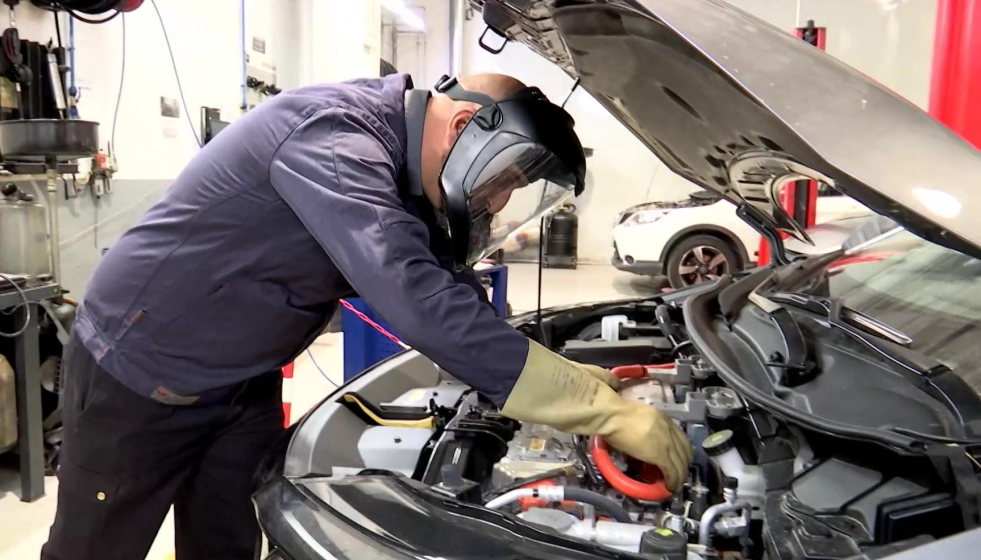 Mecanico coche eléctrico