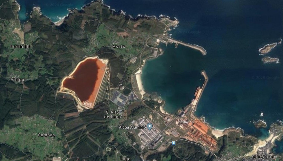 Archivo - Vista de la balsa de lodos de la factoría de Alcoa en San Cibrao
