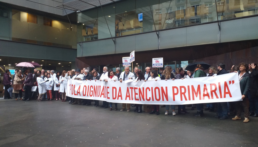 Archivo - Concentración de médicos y pediatras de Atención Primaria en el Centro de Salud de Rosalía de Castro, en Vigo.