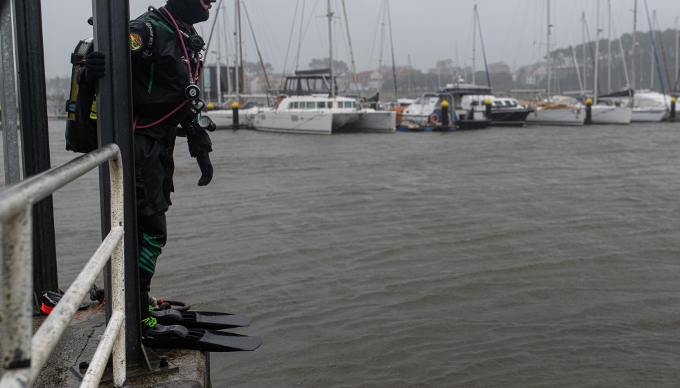 Archivo - Un buzo del GEAS busca el coche caído al mar, en el puerto de Portonovo, a 8 de febrero de 2024, en Sanxenxo, Pontevedra, Galicia (España).