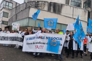 Archivo - Concentración del sindicato médico O'Mega frente a la Consellería de Sanidade. En Santiago de Compostela