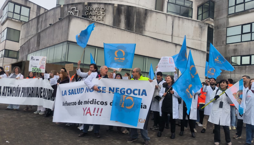 Archivo - Concentración del sindicato médico O'Mega frente a la Consellería de Sanidade. En Santiago de Compostela