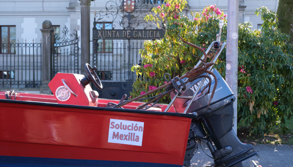 Una lancha de mejilloneros frente a la Xunta de Galicia durante una protesta, a 2 de marzo de 2023, en Santiago de Compostela, A Coruña, Galicia (España). Un grupo de recolectores de mejillón se co