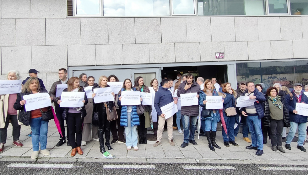 Concentración de personal de Atención Primaria ante el centro de salud de la calle Cuba, en Vigo.