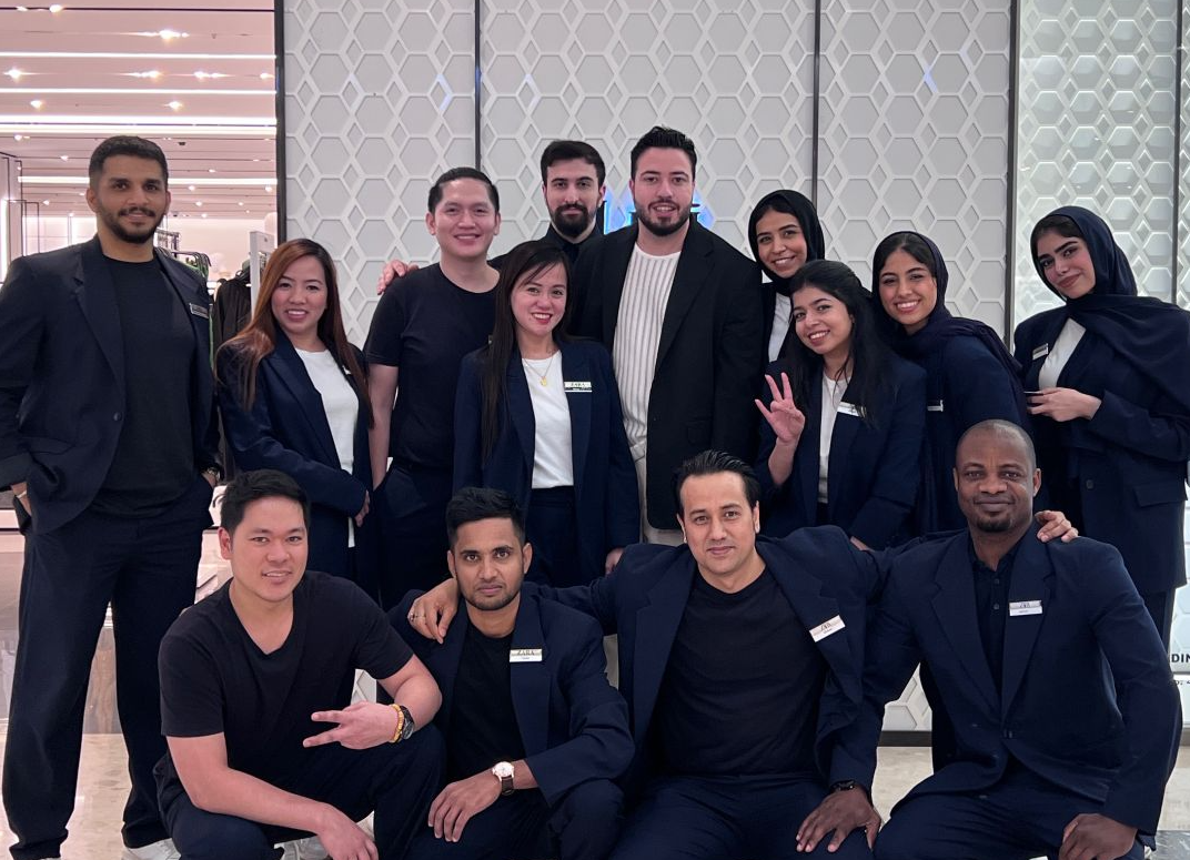 Empleados de una tienda de Zara City Center Bahrain en una foto del Linkedin de Ahmad Noureddine 