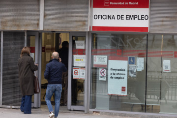Varias personas hacen cola en una oficina de empleo, a 3 de marzo de 2026, en Alcorcón, Madrid (España). El paro registrado en las oficinas de los servicios públicos de empleo subió en 3.584 perso