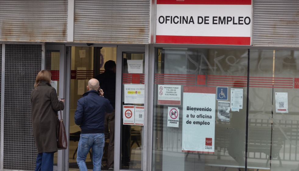 Varias personas hacen cola en una oficina de empleo, a 3 de marzo de 2026, en Alcorcón, Madrid (España). El paro registrado en las oficinas de los servicios públicos de empleo subió en 3.584 perso