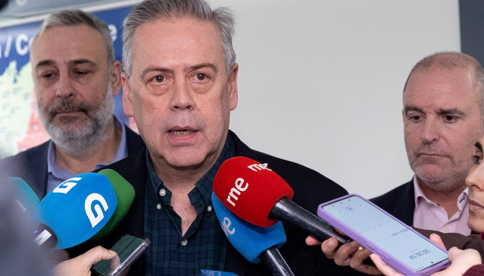 Archivo - El conselleiro de Sanidade, Antonio Gómez Caamaño, en declaraciones a los medios.