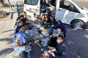 El grupo de estudiantes en Jordania a la espera de coger un ferri a Egipto.