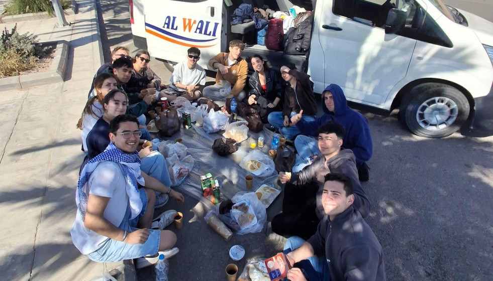 El grupo de estudiantes en Jordania a la espera de coger un ferri a Egipto.