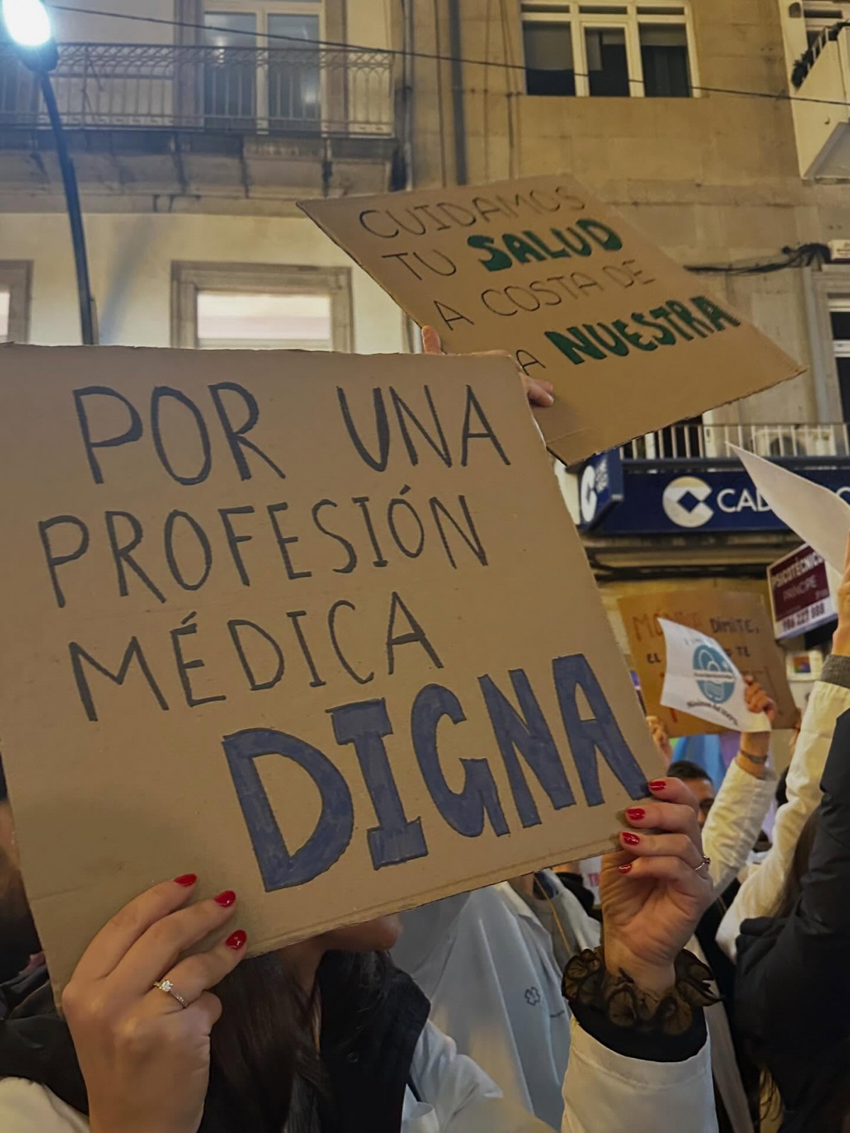 Puede ser una imagen de una o varias personas y texto que dice "ROFESIÓN CCAD PROFESIÓN CAL MÉDICA DIGNA"