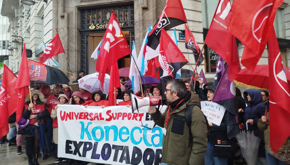 Personal de Universal Support  se concentra ante el Banco Santander