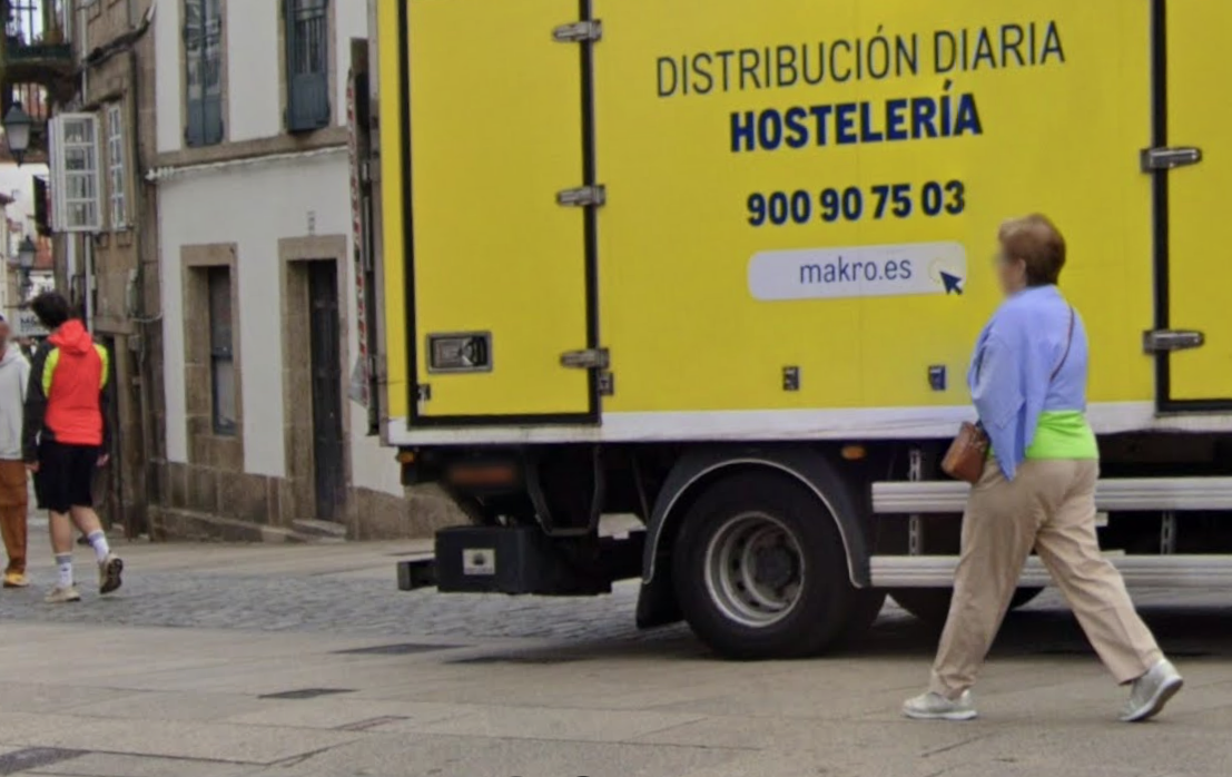 Camiu00f3n de reparto y peatones en la Ru00faa de San Pedro en una imagen de Google Street View