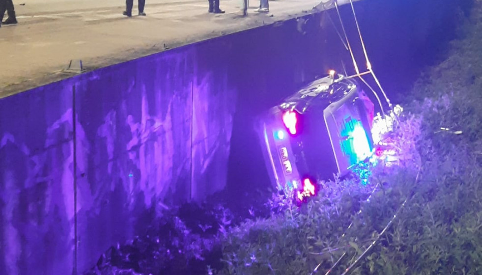 Un coche de la Policía Local cae por un desnivel tras una persecución.