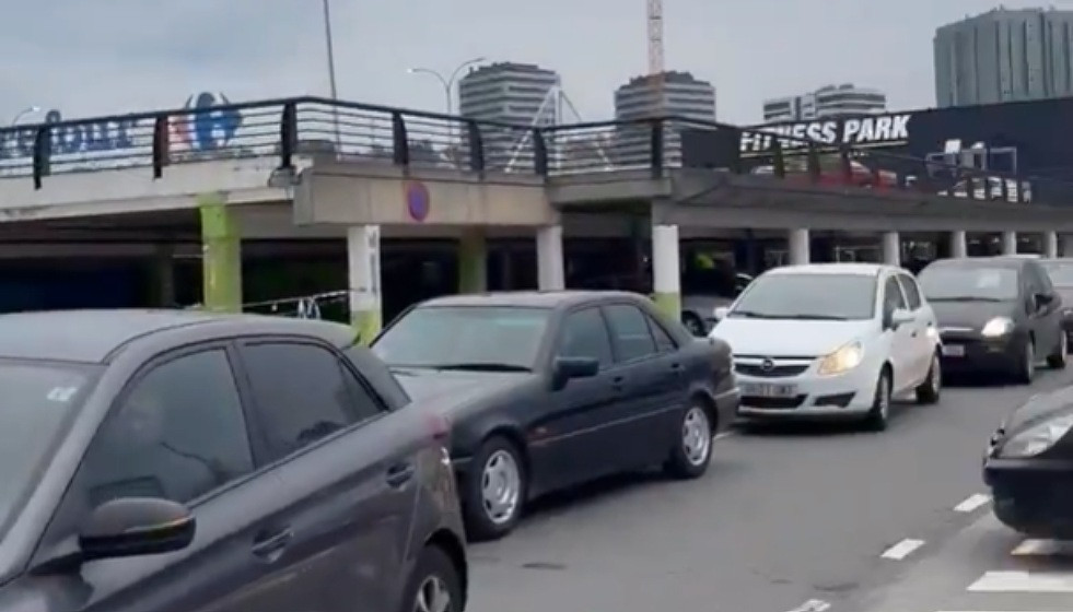 Cola en la gasolinera del Carrefour de A Coruña en una imagen de EloyTP del lunes