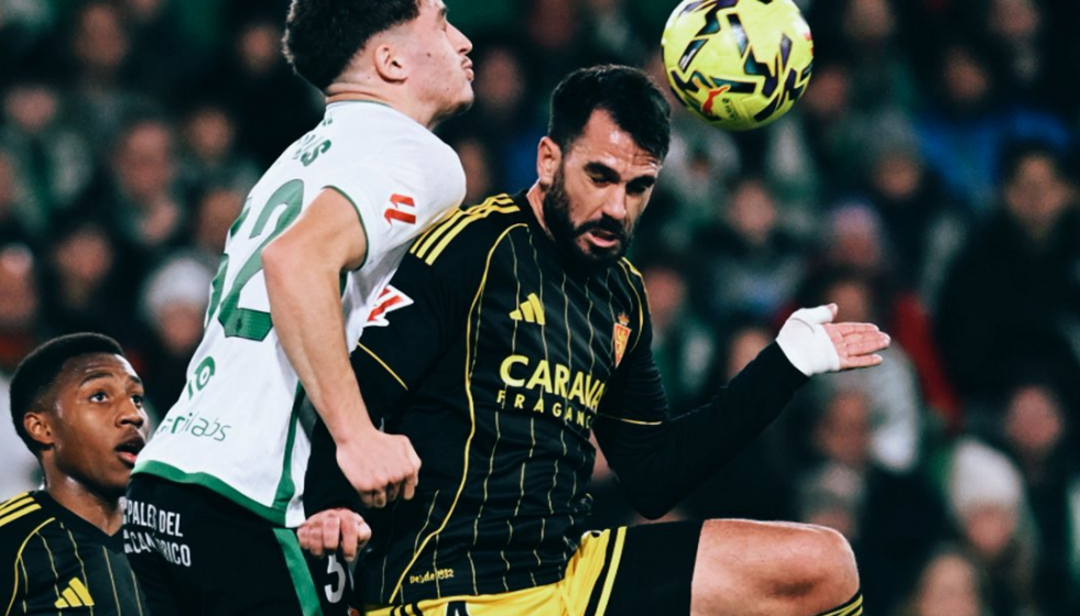 Insua pelea un balón aéreo