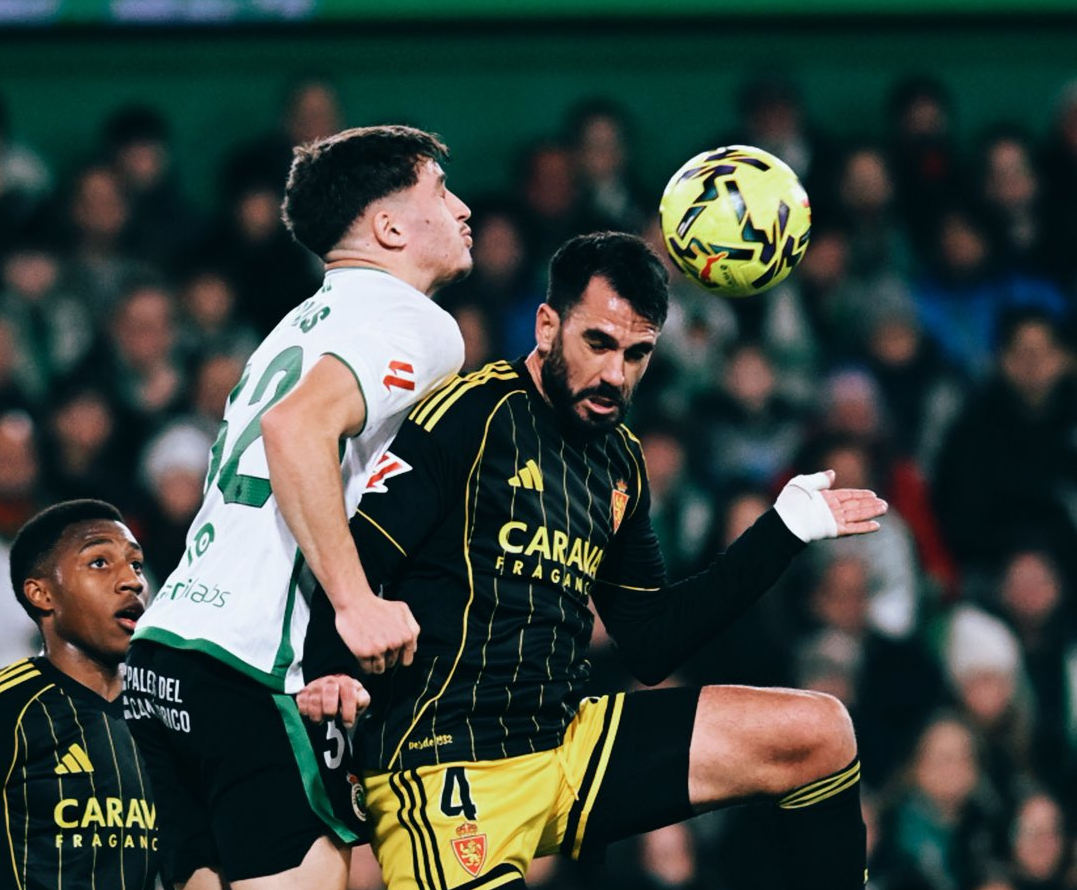 Insua pelea un balu00f3n au00e9reo