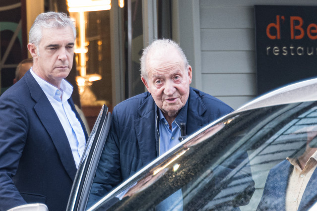 Archivo - El Rey emérito Juan Carlos I a su salida del restaurante D’Berto, a 5 de noviembre de 2025, en O Grove, Pontevedra, Galicia (España).