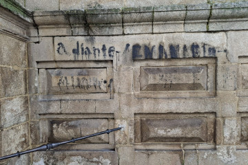 Pintada en la fachada del monasterio de Celanova de las Mocidades Galeguistas, a 6 de marzo de 2026.