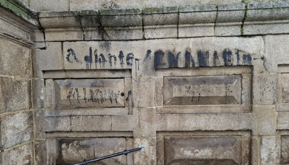 Pintada en la fachada del monasterio de Celanova de las Mocidades Galeguistas, a 6 de marzo de 2026.