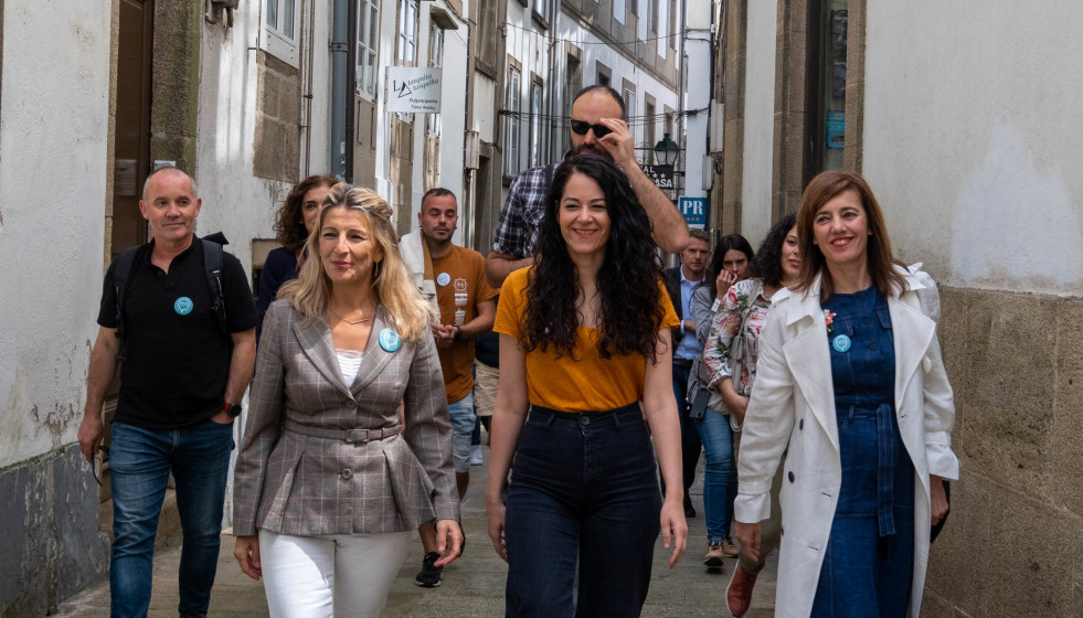 Archivo - La vicepresidenta segunda del Gobierno y ministra de Trabajo, Yolanda Díaz, junto a la cabeza de lista de Compostela Aberta (CA), María Rozas, en las elecciones municipales de 2023.