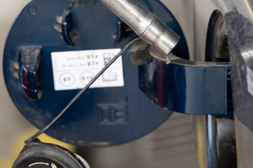 Repostaje en una gasolinera, a 3 de marzo de 2026, en Madrid (España). La guerra en Irán ha elevado con fuerza el precio del petróleo, con el Brent acercándose a los 80 dólares por barril ante el