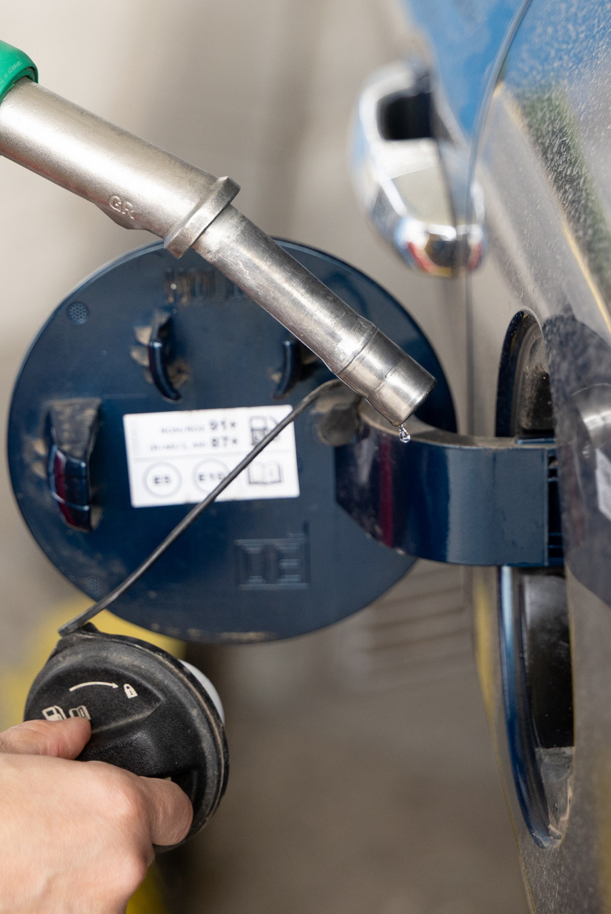 Repostaje en una gasolinera, a 3 de marzo de 2026, en Madrid (España). La guerra en Irán ha elevado con fuerza el precio del petróleo, con el Brent acercándose a los 80 dólares por barril ante el riesgo sobre el Estrecho de Ormuz. Esta subida ya se trasla