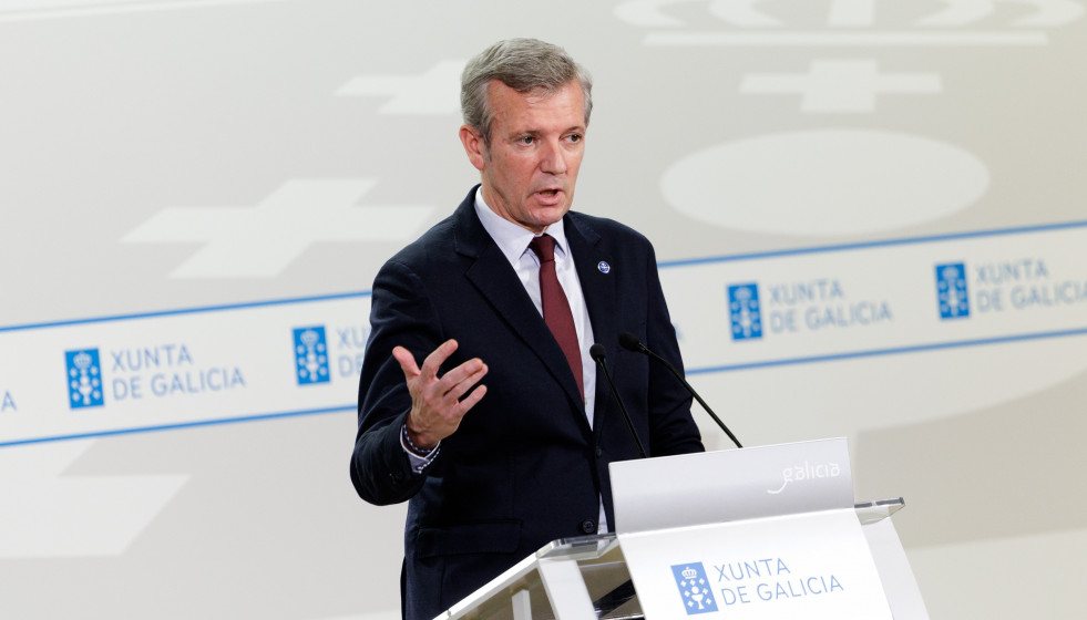O titular do Executivo galego, Alfonso Rueda, acompañado pola conselleira de Economía, María Jesús Lorenzana, na rolda de prensa posterior á reunión do Consello da Xunta. Sala do Consello, 15/12