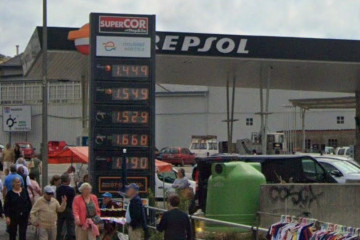 La estación de Repsol en la Nacional VI de Pedrafita de O Cebreiro suele tener unos precios de gasóleo muy bajos para atraer a los camioneros que viajan por la próxima autovía A6