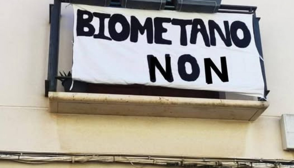 Pancarta contra la planta de biometano en una foto del PSOE de Abadín