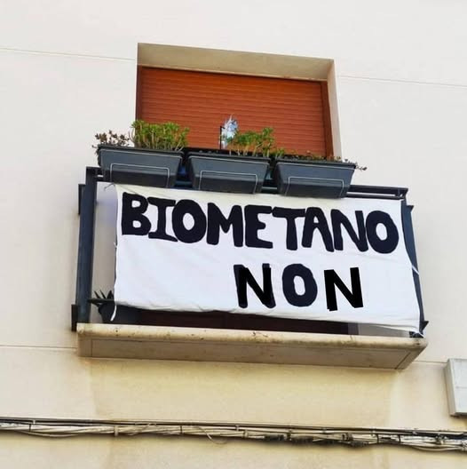 Pancarta contra la planta de biometano en una foto del PSOE de Abadín