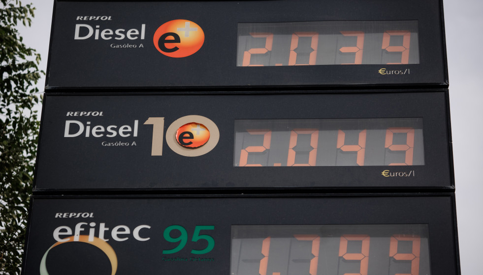Archivo - El precio del diésel a más de dos euros en un cartel de una gasolinera, a 28 de octubre de 2022, en Madrid (España). El precio medio de los carburantes en España ha encadenado su tercera