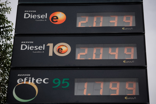 Archivo - El precio del diésel a más de dos euros en un cartel de una gasolinera, a 28 de octubre de 2022, en Madrid (España). El precio medio de los carburantes en España ha encadenado su tercera semana de subidas y se ha encarecido esta última hasta un