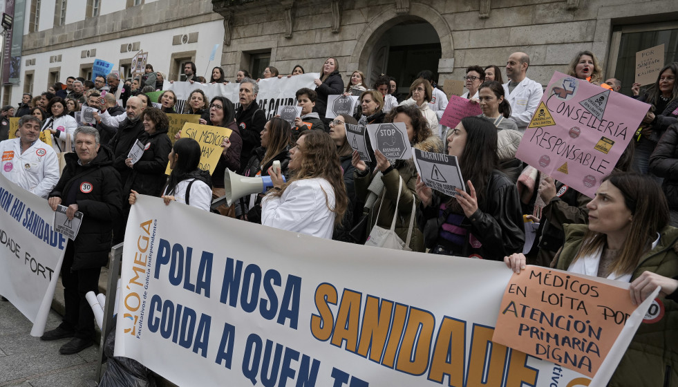 Decenas de personas durante una manifestación de médicos de toda Galicia, en Vigo.