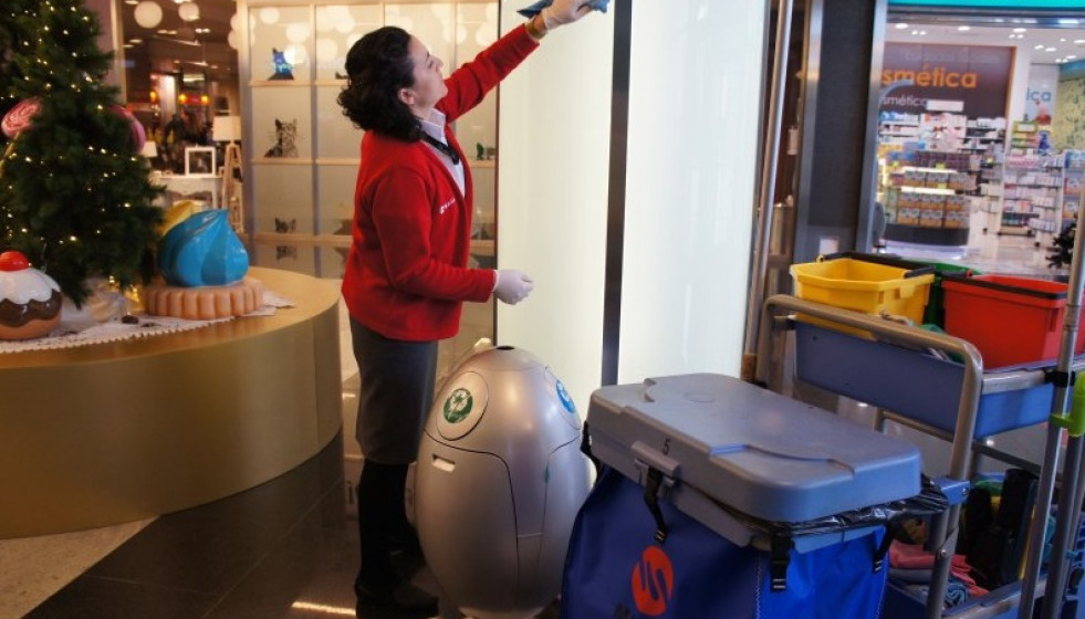 Trabajadora de Maga Limpezas en una imagen de la web de la compañía