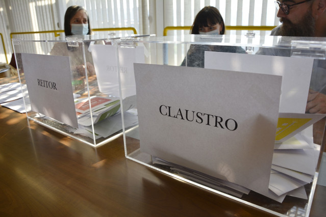 Archivo - Urnas para las elecciones a rector  y miembros del Claustro en la UVigo.