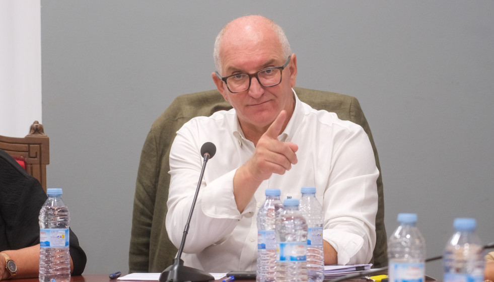 Archivo - El alcalde de Noia, Santiago Freire, durante la moción de censura al alcalde de Noia, a 11 de agosto de 2025, en Noia, A Coruña, Galicia (España). El socialista Francisco Pérez Caamaño